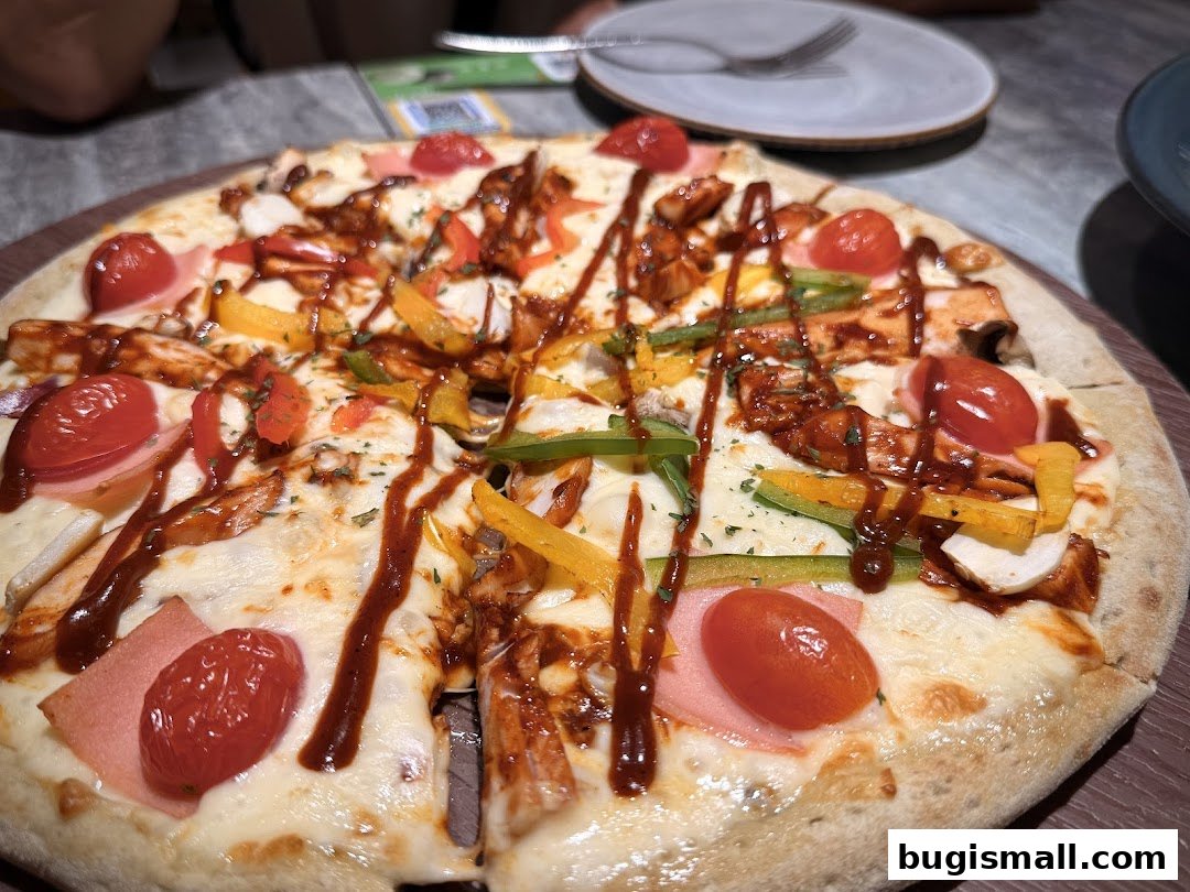 Savor Delicious Pizza at Pizza Maru Bugis!