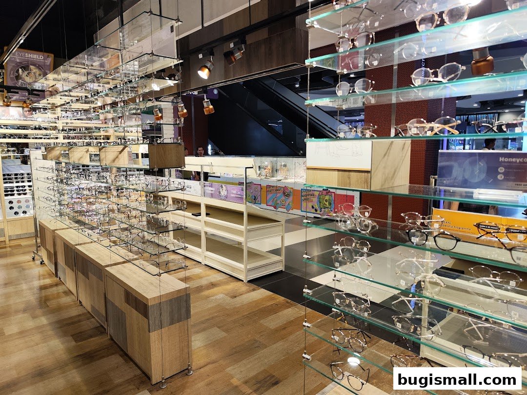 OWNDAYS Bugis: Stylish Eyewear Selection