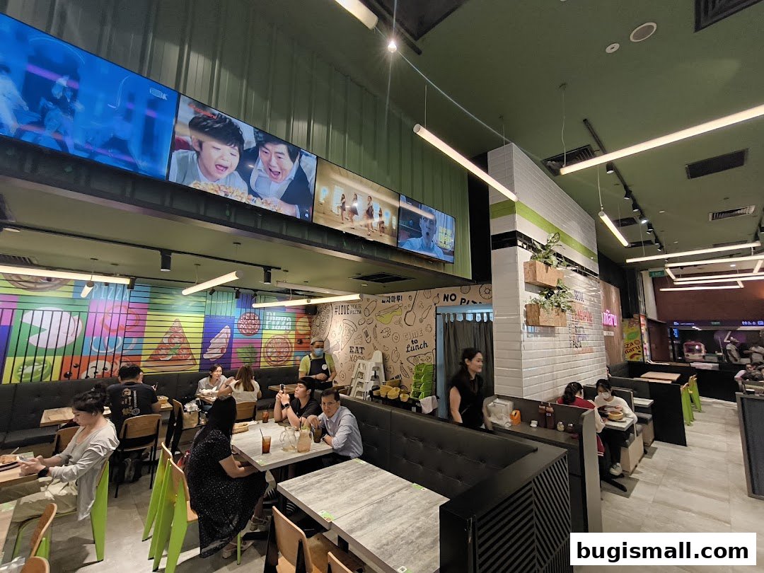 Pizza Maru: Delicious Pizza & Vibrant Dining Experience