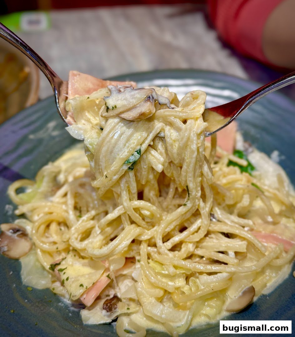 Delicious Creamy Spaghetti at Pizza Maru Bugis!