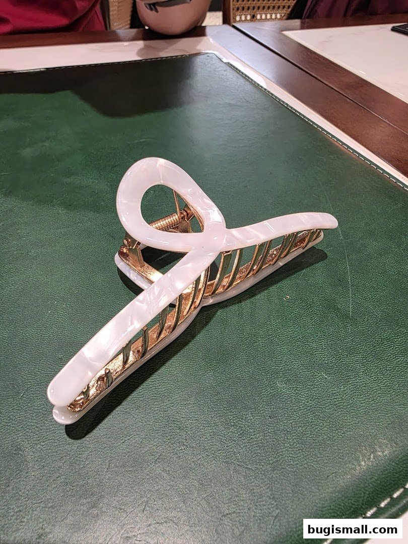 Elegant Hair Claw Clip from KBOX Vitoreina