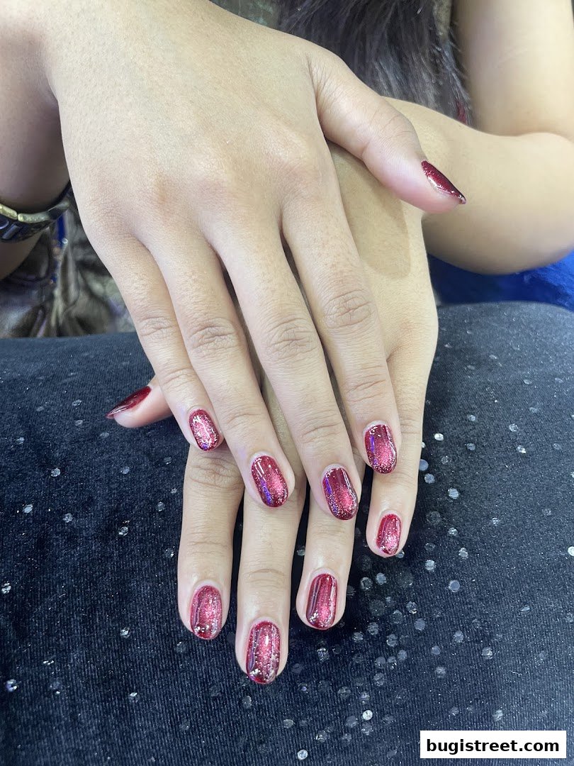 D JEWEL NAILS: Stunning Shimmering Red Manicures