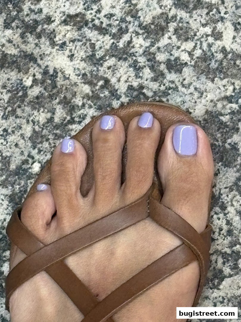 Lyna Nails: Perfect Toes, Stylish Sandals