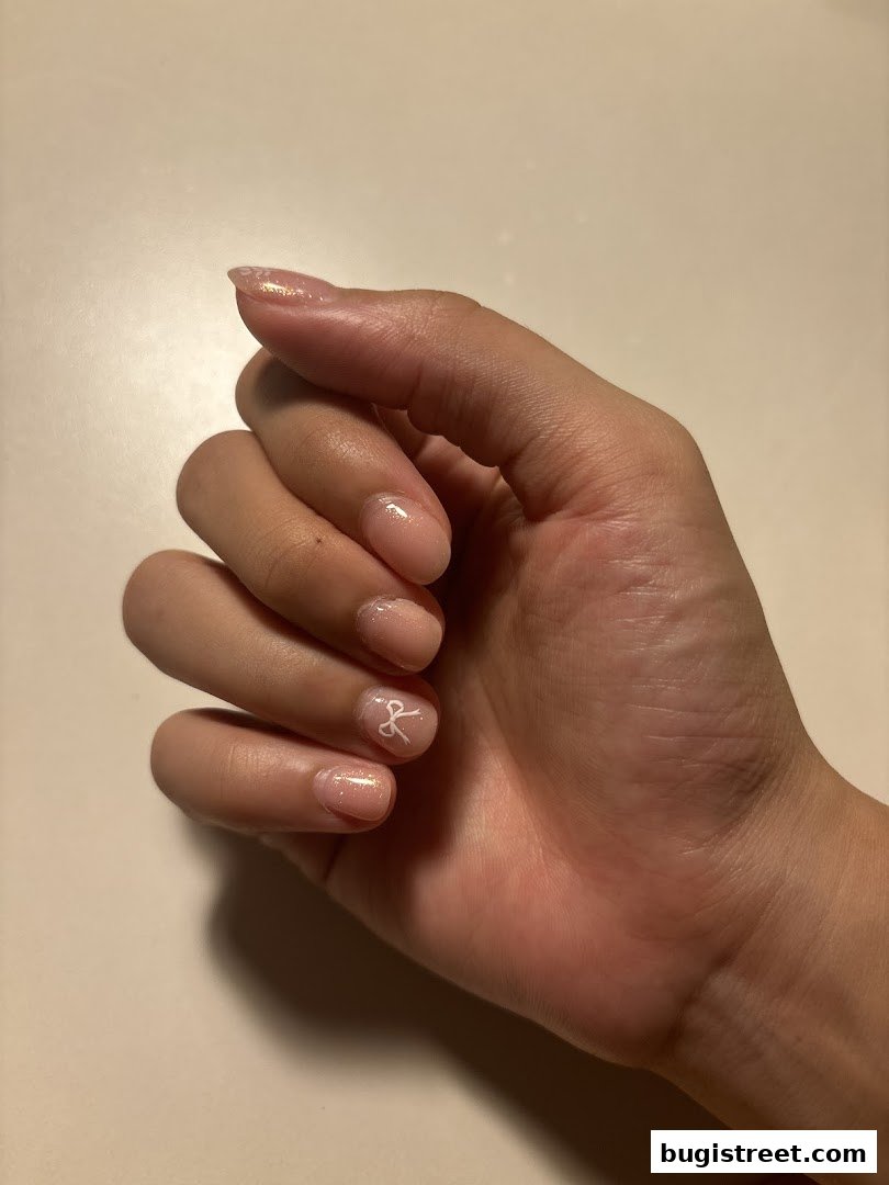 Elegant Nails: Bow Design & Glitter Polish