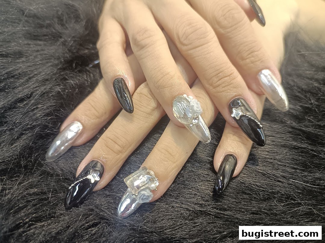Al Glamour House: Stunning Chrome Nail Art