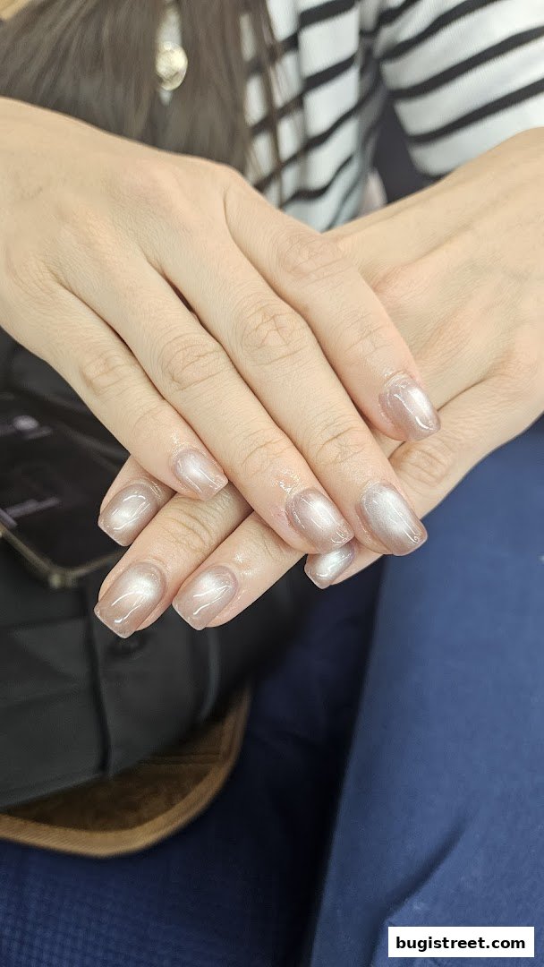 Al Glamour House: Stunning Nails for a Polished Look