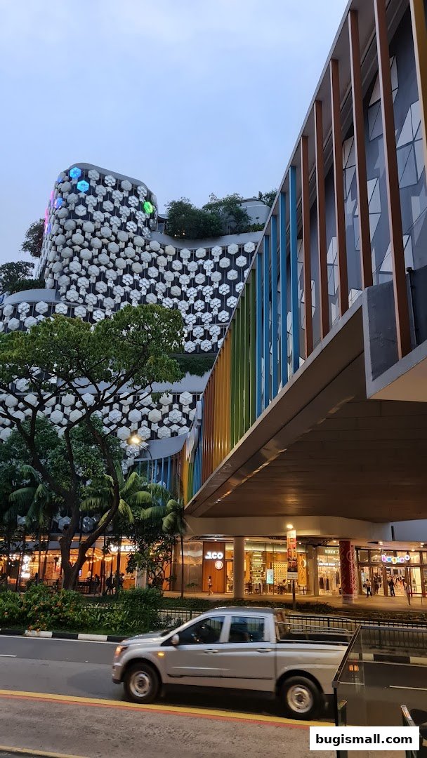 Discover Bugis: Modern Architecture & Vibrant Atmosphere