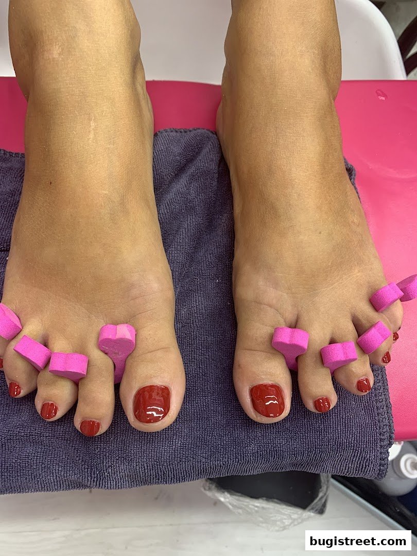 D JEWEL NAILS: Perfect Pedicures Await!