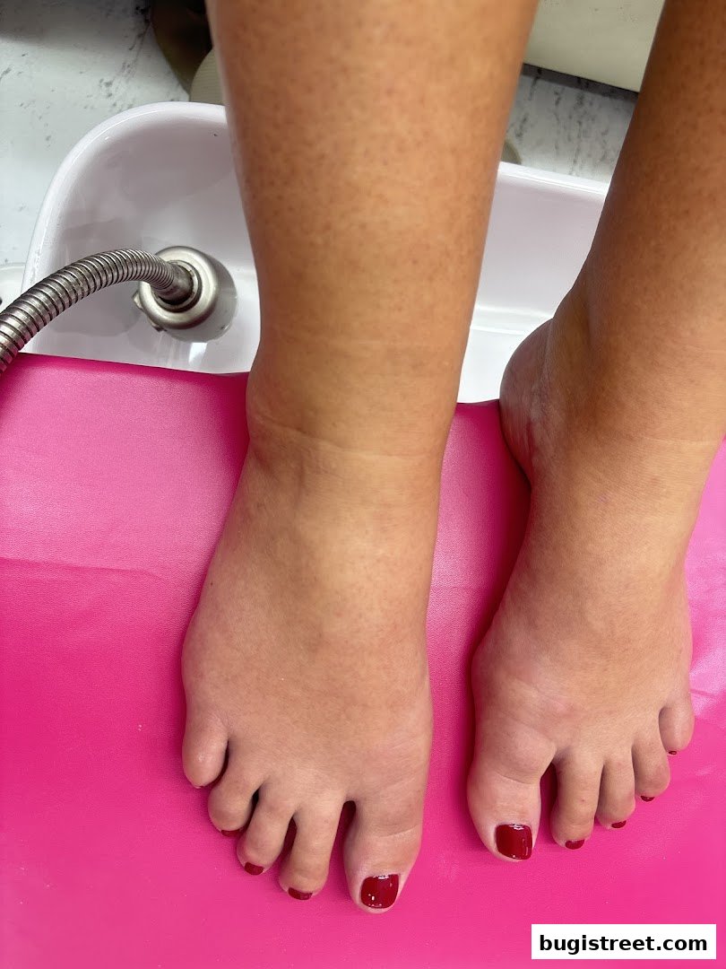 Pamper Your Feet at D JEWEL NAILS!