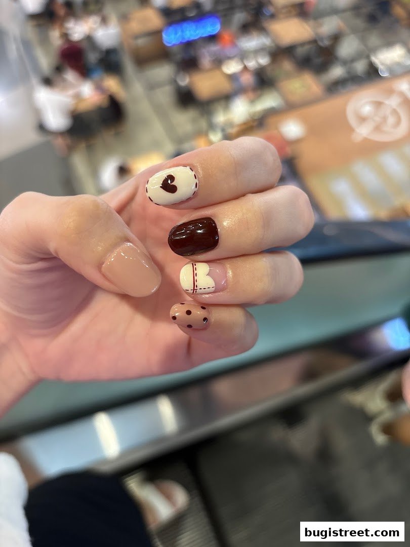 Chic Nail Art at Deluxe Nails and Eyelashes!