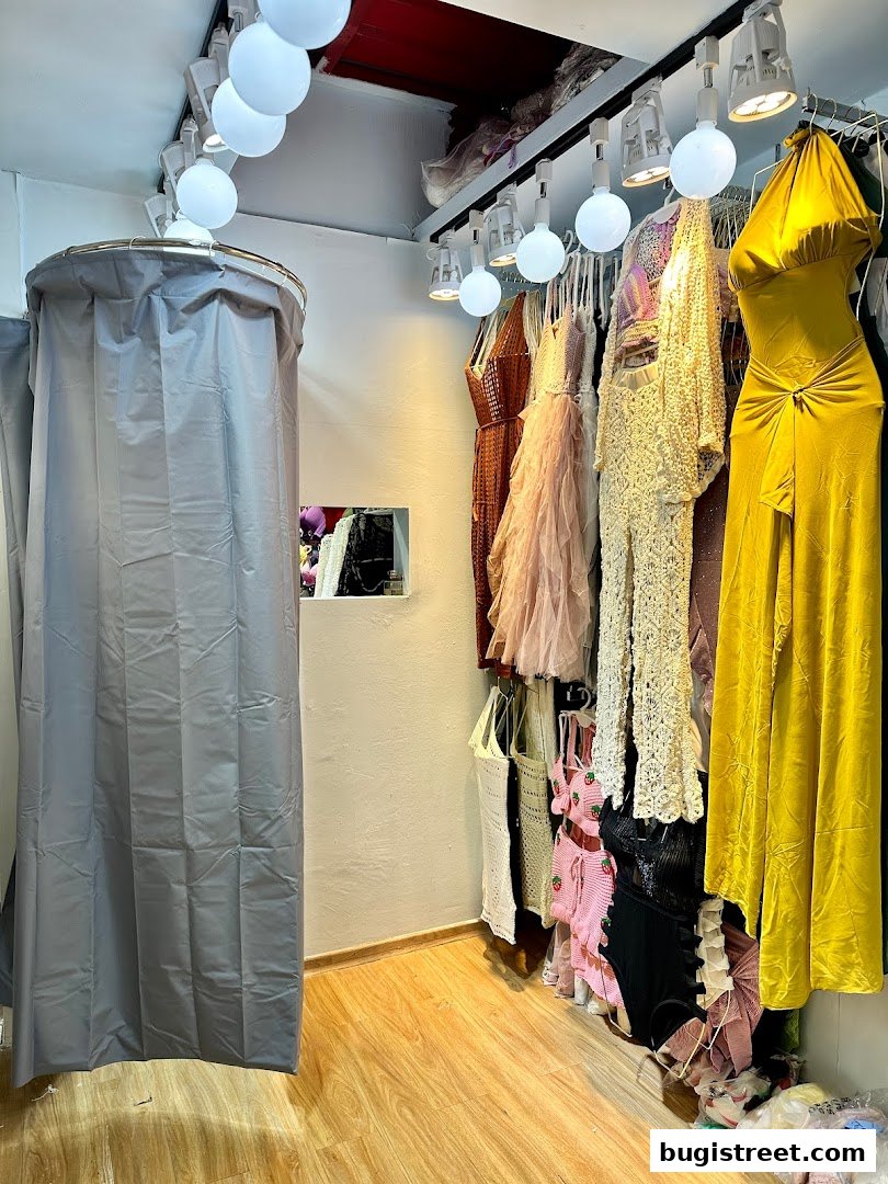 Fabulous Girl: Chic Dresses & Fitting Room
