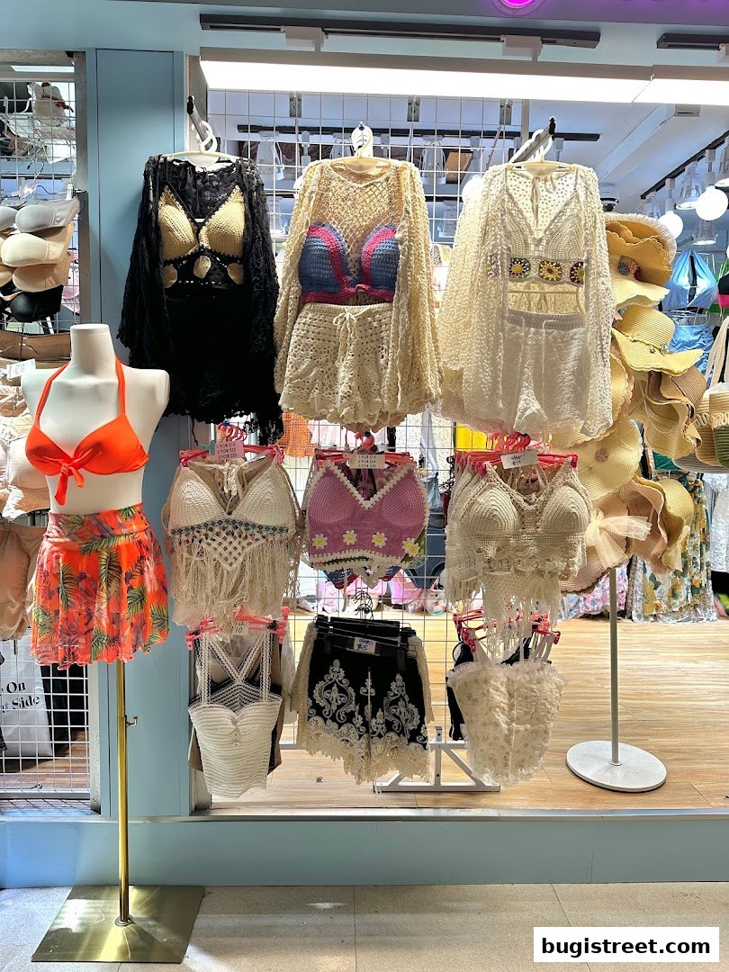 Fabulous Girl: Chic Summer Fashion & Swimwear