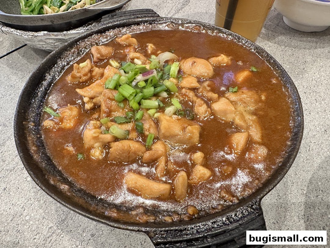Savor Lau Wang's Delicious Claypot Chicken Delight!