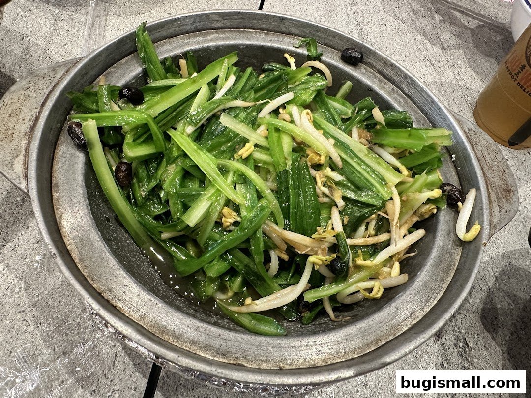 Savor Lau Wang's Claypot Delights: Fresh Veggies!