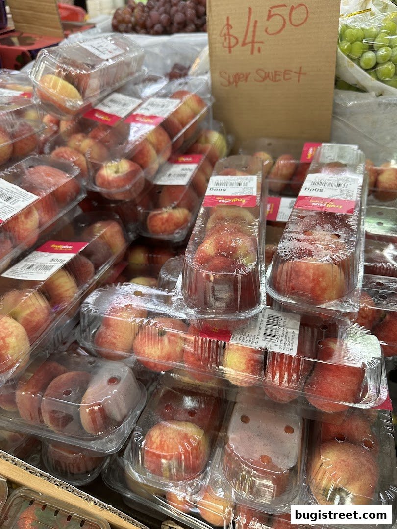 Fresh Fruits Galore at Lian Hua Chun Fruits!