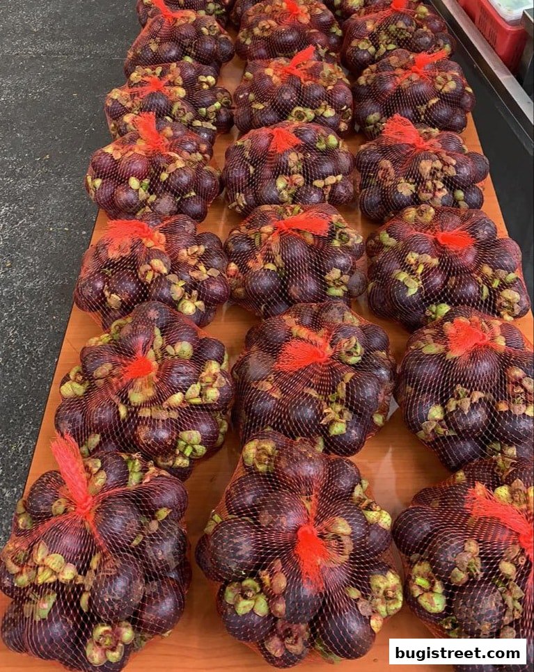 Fresh Mangosteen Delights at Lian Hua Chun Fruits!