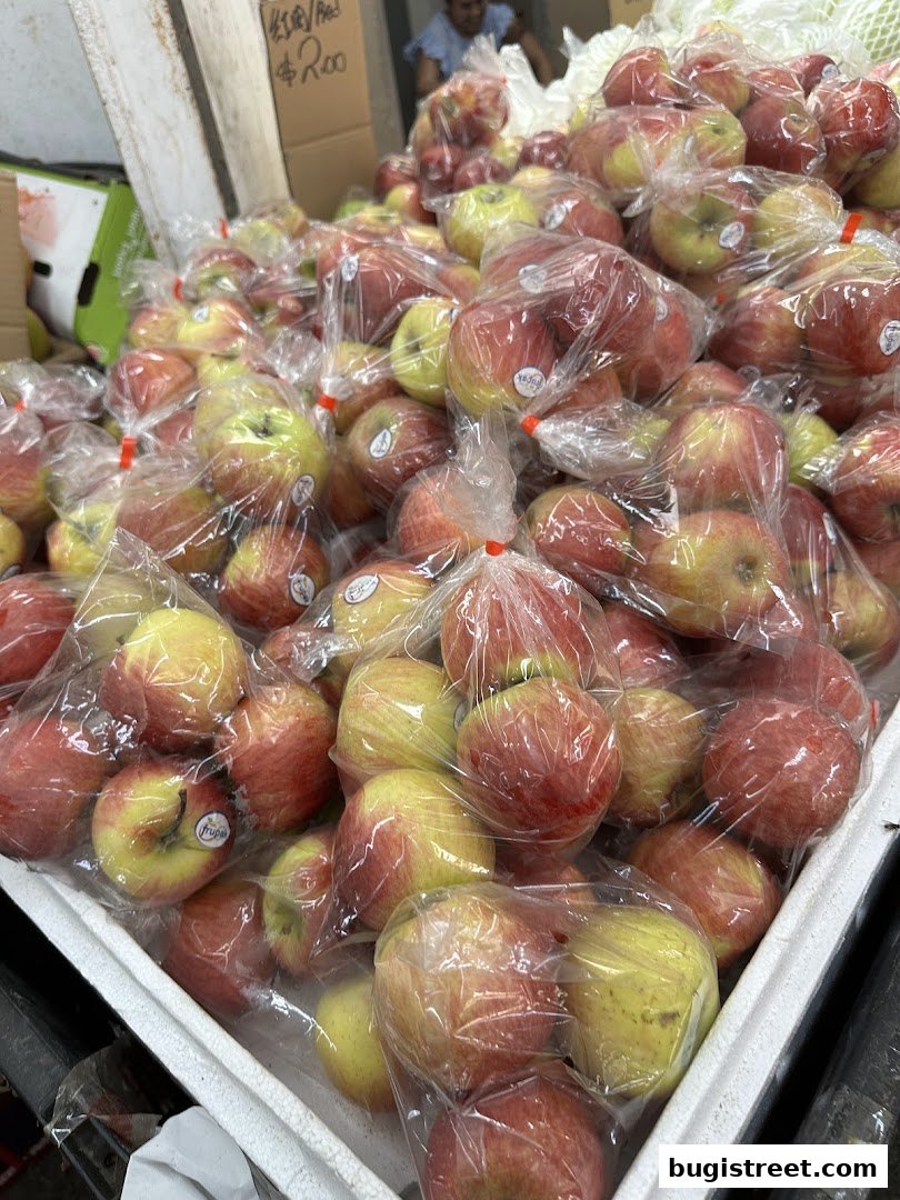 Fresh Apples Galore at Lian Hua Chun Fruits!