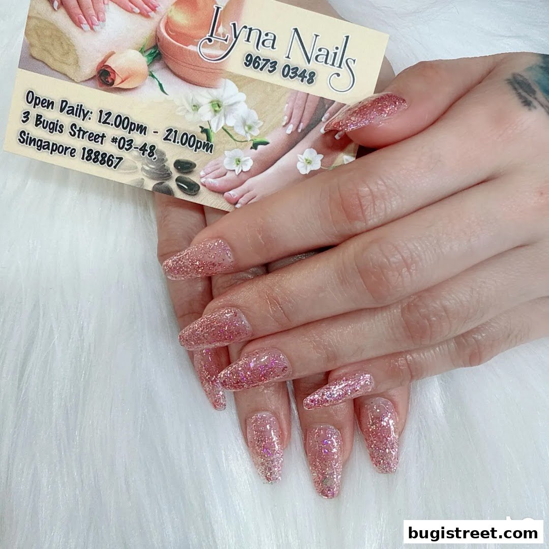 Lyna Nails: Glamorous Glitter Nails!