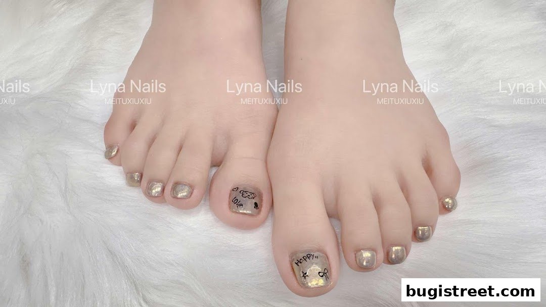 Lyna Nails: Adorable & Chic Pedicure Designs