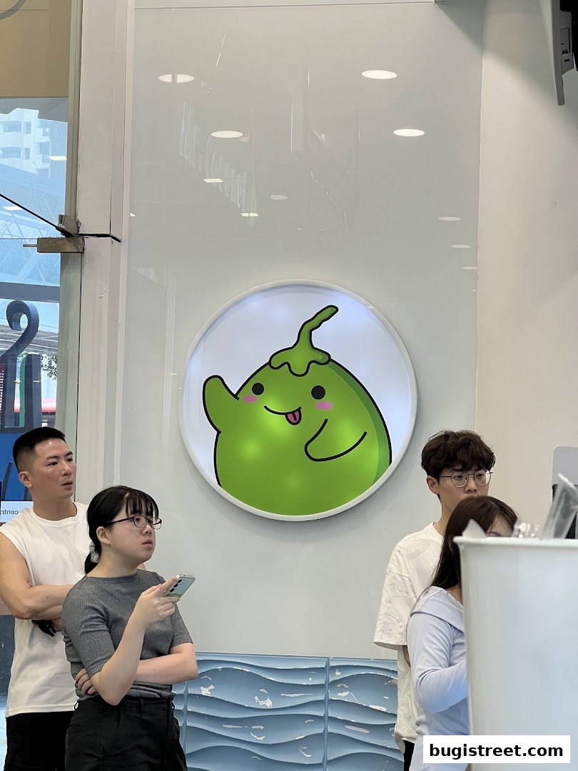 Mr. Coconut Bugis Street: Refreshing Drinks & Happy Vibes!