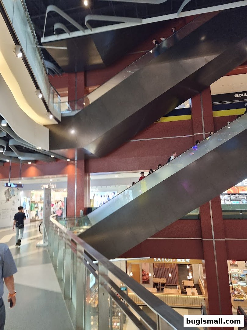 Explore Bugis Mall's Vibrant Shopping Experience