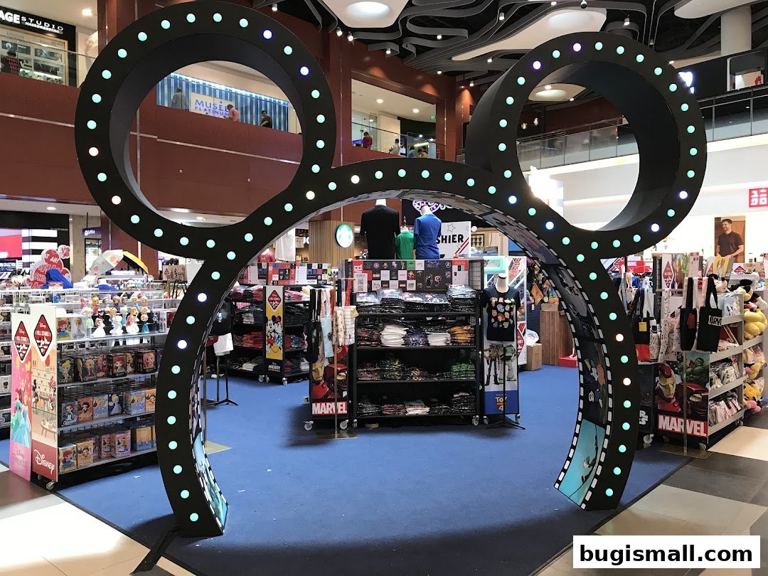 UNIQLO: Disney & Marvel Collection Display